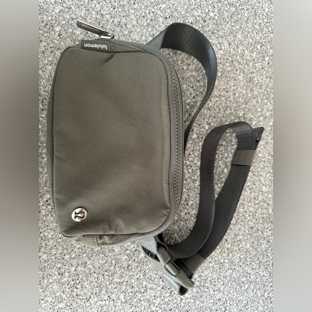 Lululemon everywhere belt bag